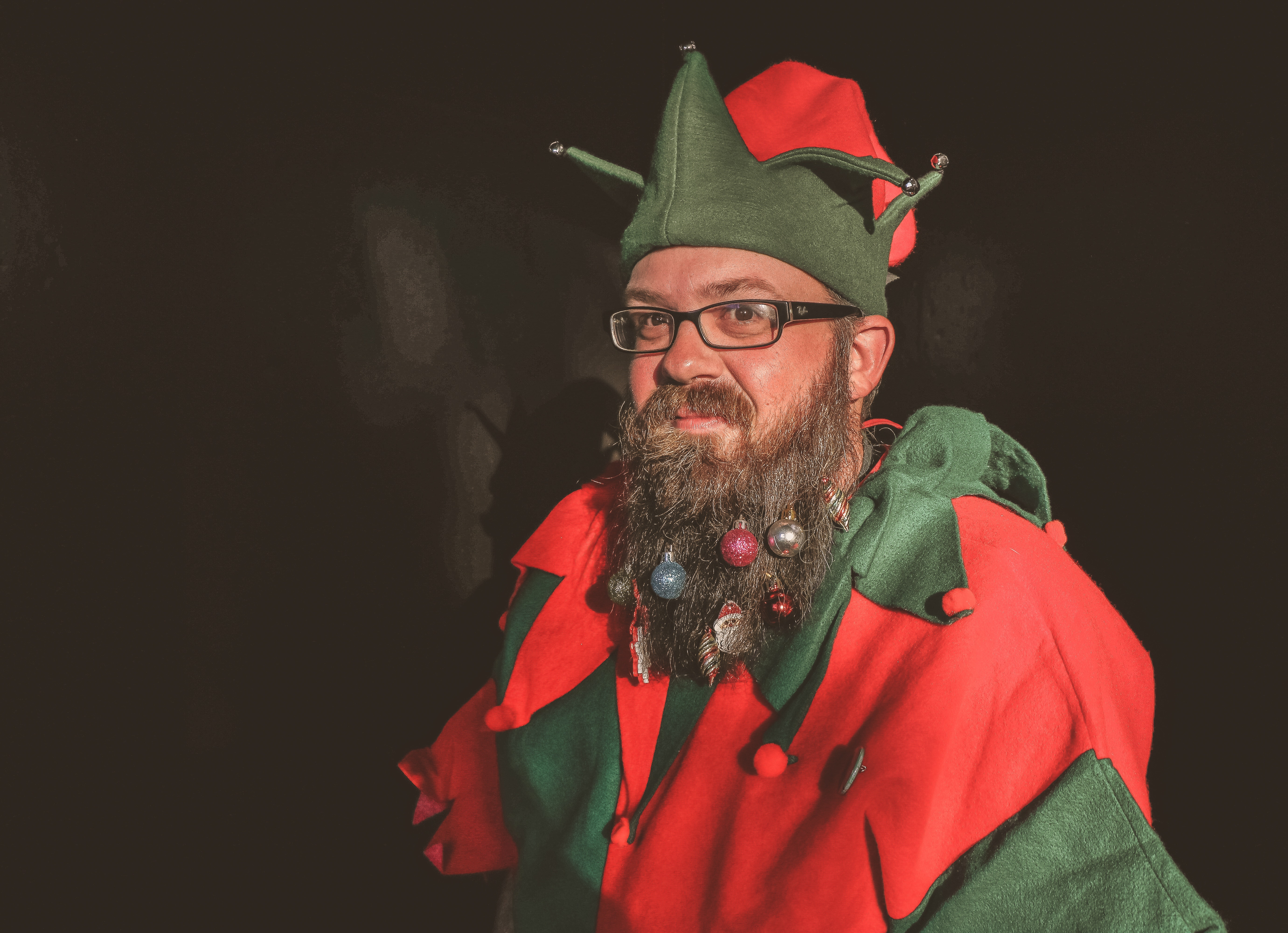 man-in-red-and-green-elf-costume-743917