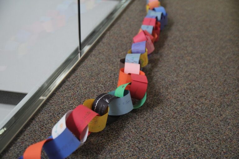 Barack Obama Starts Paper Chain to Count down the Days until He Leaves the Oval Office