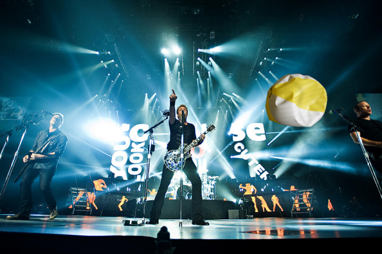 Beachball at Nickelback Concert Deflates Itself