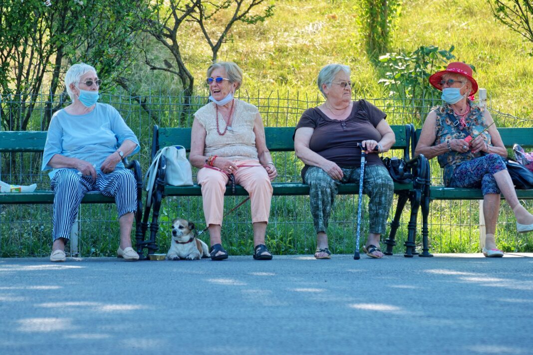 old-women-5435976_1920